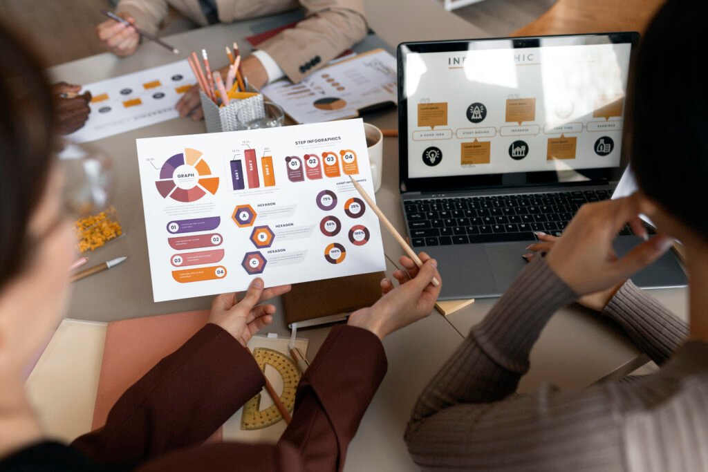 Servicios high angle people working with laptop